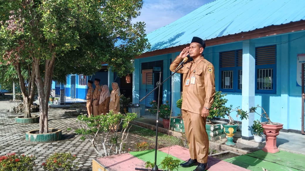 Upacara Bendera di SMA Negeri 2 Kundur