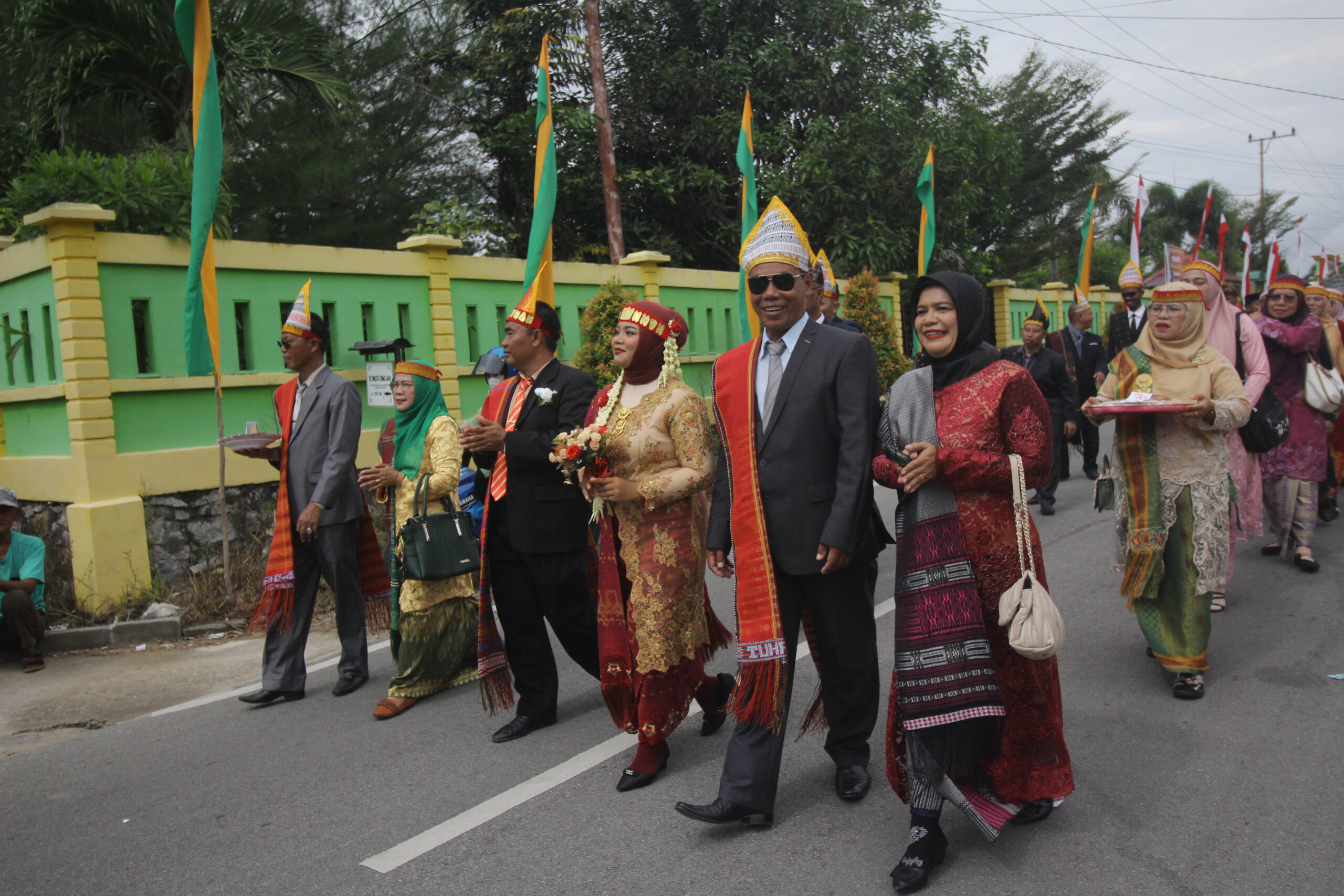 Pernikahan Adat Batak Warnai Pawai Pembangunan HUT RI di Kundur Utara