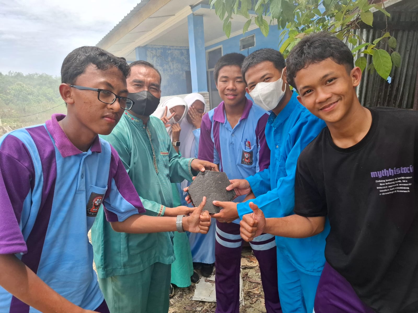 SMAN 2 Kundur Sulap Limbah Jadi Paving Block